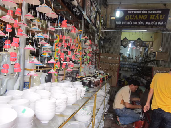Gốm sứ Trung Quốc được bày bán cùng gốm sứ Bát Tràng ở làng nghề