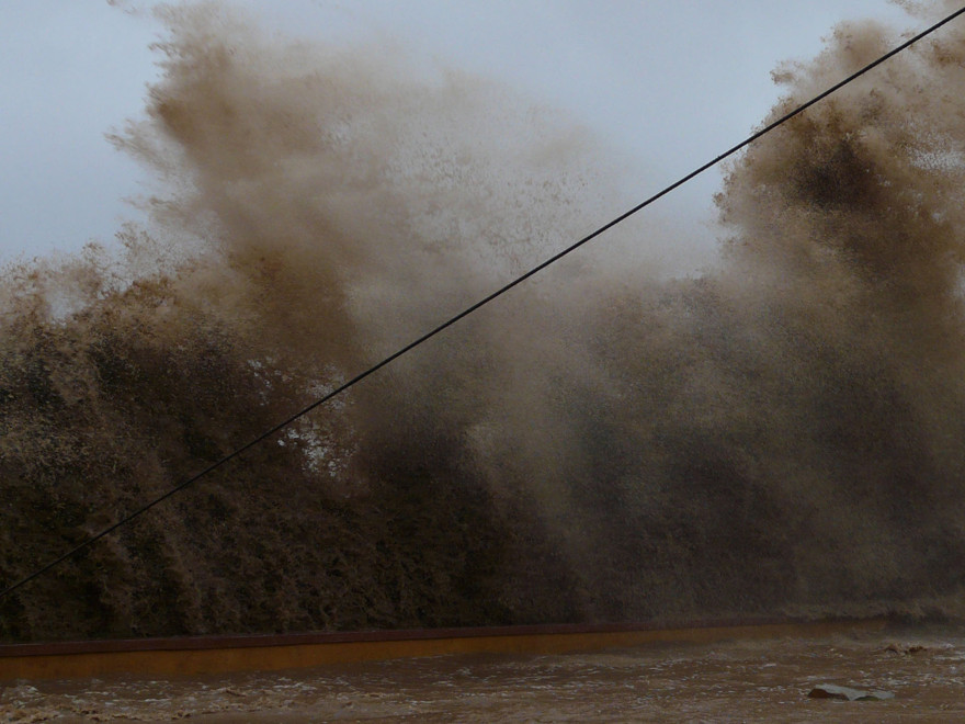 Hàng chục nghìn người cùng xe thiết giáp chống bão