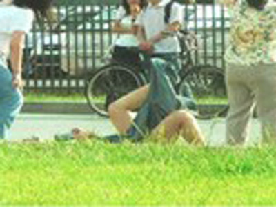 Tụt quần giữa chợ, cả nhà hầu tòa