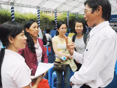 Ông Nguyễn Quốc Cường tư vấn NV2 cho phụ huynh và thí sinh. Ảnh: Quang Phương