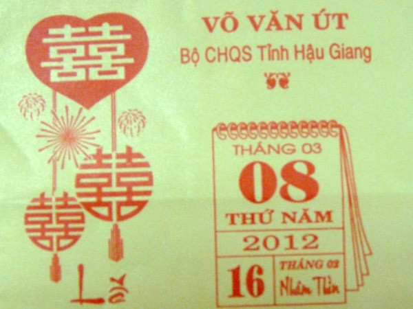 Lại in tên cơ quan lên thiếp mời cưới con