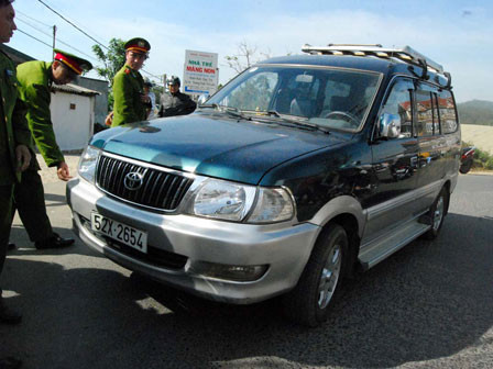 Tạm giữ tài xế đánh CSGT