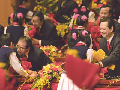 Thiếu nhi Thủ đô tặng hoa Đoàn Chủ tịch Đại hội