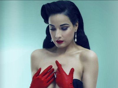 Ngắm vòng một của vũ nữ thoát y Dita Von Teese