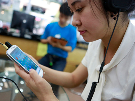 Nhà mạng ép khách dùng dịch vụ, thu tiền tỷ