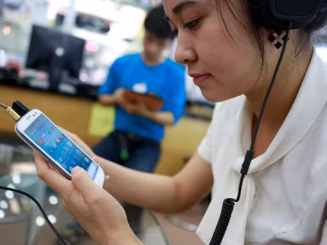 Nhà mạng ép khách dùng dịch vụ, thu tiền tỷ