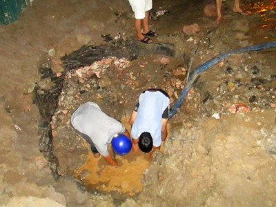 Cận cảnh thi công ẩu khiến 8.000 hộ dân Hà Nội mất nước