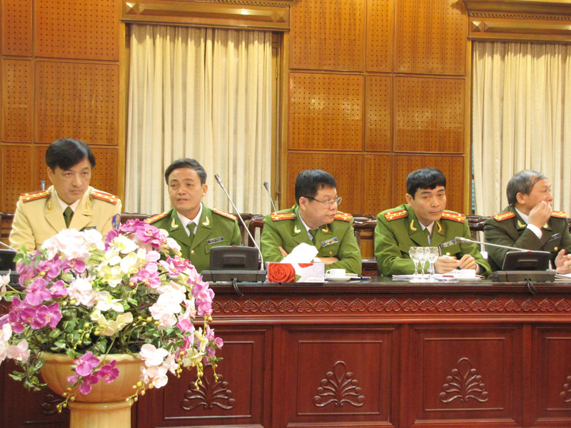 Đại diện lực lượng cảnh sát, công an Hà Nội tại buổi họp báo sáng nay 26-12. Ảnh: Tuấn Nguyễn