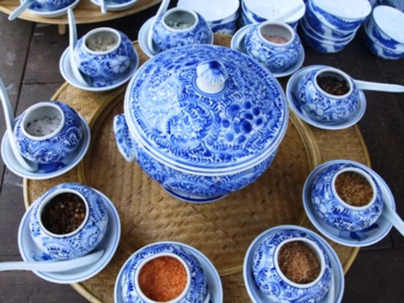 Mâm cơm với chín món muối
