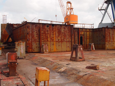 Các phân đoạn của con tàu trong Nhà máy đóng tàu Bạch Đằng gỉ sét theo thời gian