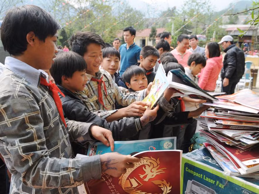 Hàng trăm gói quà từ thiện về với trẻ em nghèo Sa Pa