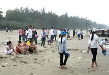 Ba nữ sinh chết đuối khi tắm biển