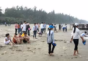 Ba nữ sinh chết đuối khi tắm biển