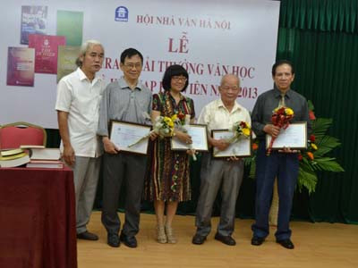 Nhà văn làm cho giải thêm sang trọng