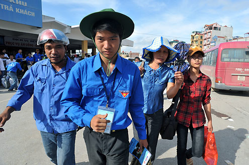 Sinh viên tình nguyện bị dọa… chặt chân
