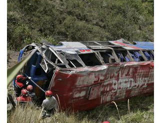 Xe buýt lao vào khe núi, 50 người thương vong