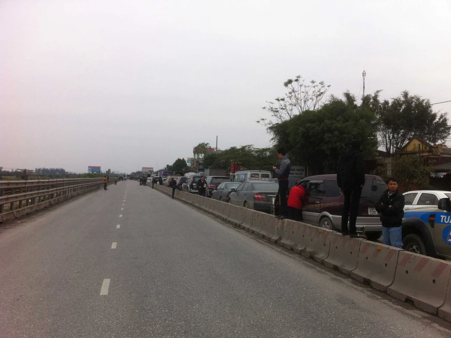 Tắc đường, xe tuần tra giao thông 'trèo' dải phân cách