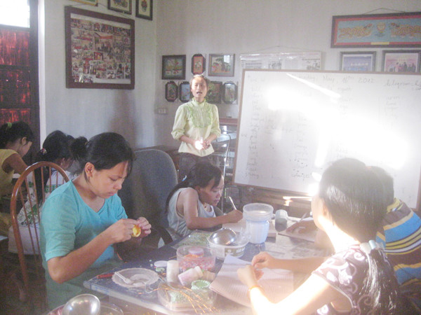 Bạn trẻ khuyết tật vừa làm vừa được học tiếng Anh Ảnh: D.N