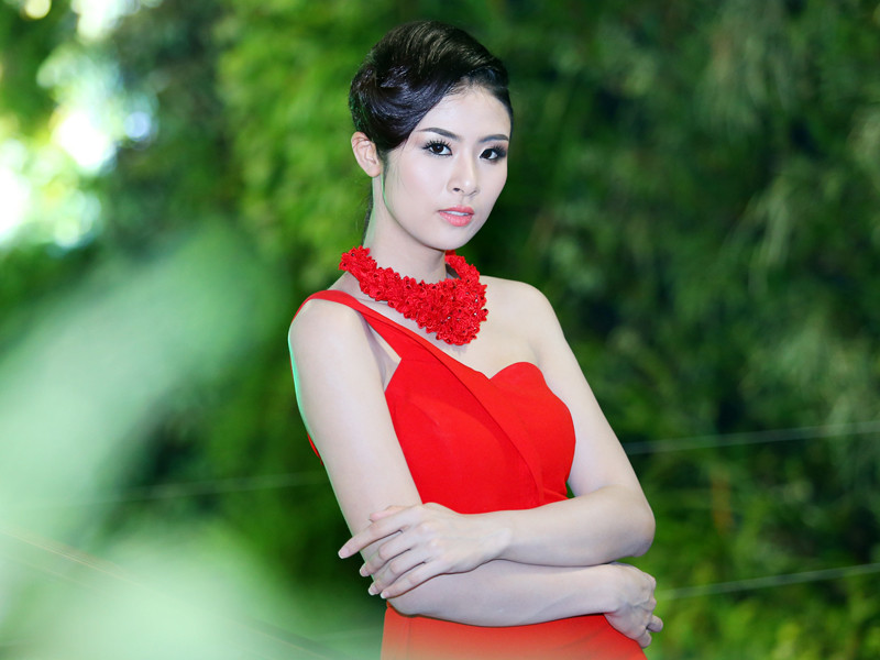 Ngọc Hân mặc đầm đỏ kiêu sa mở 'con đường tơ lụa'