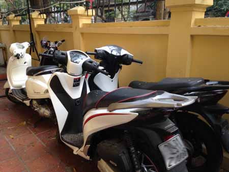 'Nhiếp ảnh gia' giăng bẫy gần chục thiếu nữ lấy xe tay ga