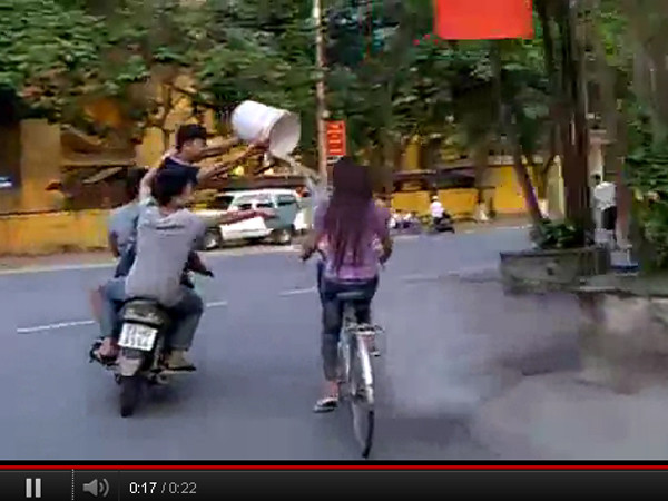 Phẫn nộ với việc thanh niên hất nước vào mặt thiếu nữ