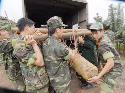 Mò sắt dưới sông, vớ được... bom 2,5 tạ