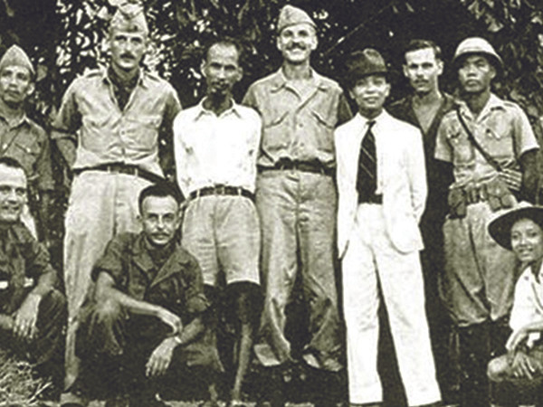 Những hợp tác đầu tiên…(Nhóm Đặc nhiệm “Con Nai” với Bác Hồ và Đại tướng Võ Nguyên Giáp năm 1945 - Nguồn: http://www.cand.com.vn)