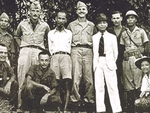 Những hợp tác đầu tiên…(Nhóm Đặc nhiệm “Con Nai” với Bác Hồ và Đại tướng Võ Nguyên Giáp năm 1945 - Nguồn: http://www.cand.com.vn)
