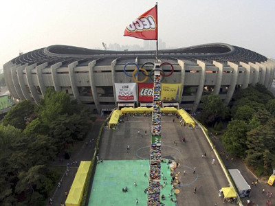 Tháp Lego lập kỷ lục với chiều cao hơn 30m