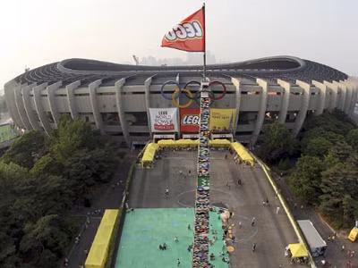 Tháp Lego lập kỷ lục với chiều cao hơn 30m