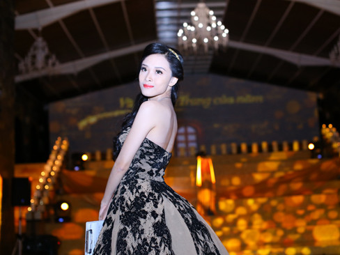 Trương Hồ Phương Nga đẹp bí ẩn như 'thiên nga đen'