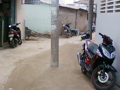 Cột điện đứng giữa hẻm