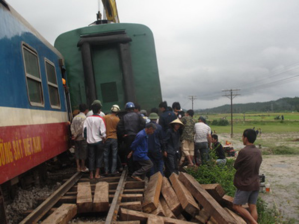 Khắc phục sự cố do tai nạn. Ảnh: VietNam+
