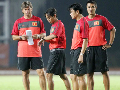 Bài toán HLV cho ĐTQG: Con cá và cần câu