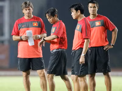 Bài toán HLV cho ĐTQG: Con cá và cần câu