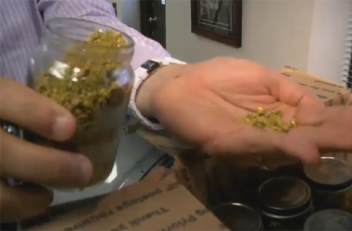 Phát hiện hàng chục hũ vàng dưới sàn nhà