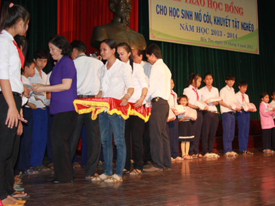 Vinamilk trao học bổng cho học sinh nghèo, mồ côi, khuyết tật tại Bến Tre