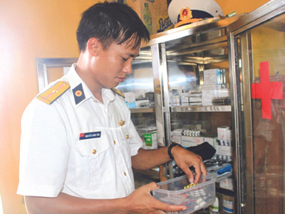 Blouse trắng giữa Trường Sa