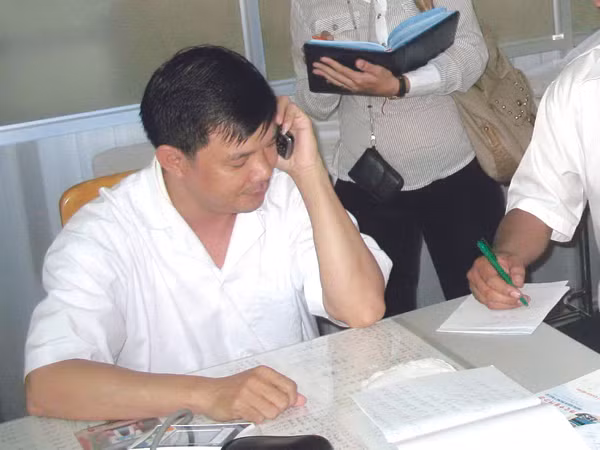 “Bác sĩ chui” này sau khi bị Thanh tra Sở Y tế TPHCM phát hiện “khám bệnh” ở phòng khám Bác Ái đã bỏ trốn Ảnh: L.N