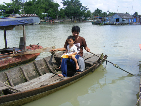 Xóm chài 'trói' con