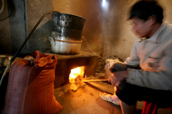 Người dân vùng cao vẫn thản nhiên nấu rượu