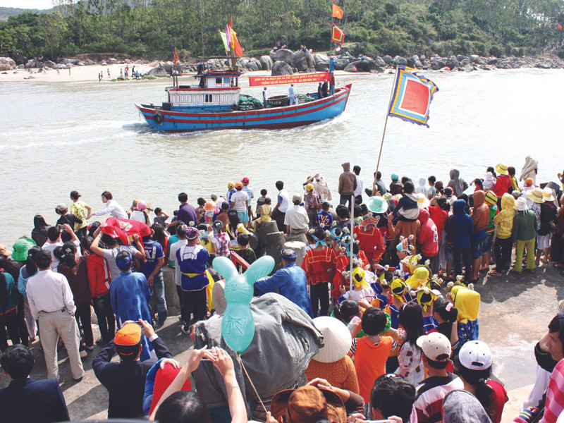 Đón tàu đánh cá trở về từ Hoàng Sa Ảnh: Văn Chương
