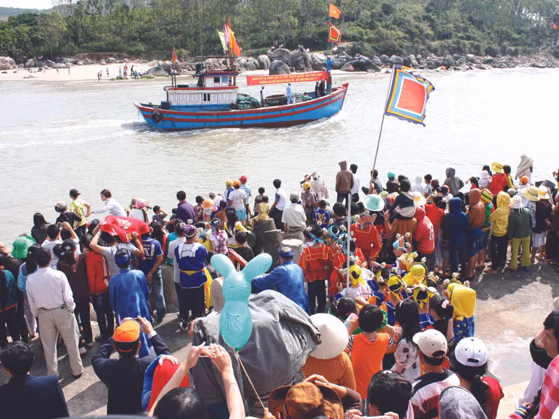 Đón tàu đánh cá trở về từ Hoàng Sa Ảnh: Văn Chương