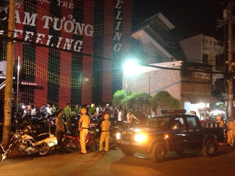 Cảnh sát ập vào quán bar, hàng trăm dân chơi hỗn loạn