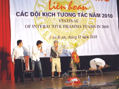 Bạn trẻ cùng diễn kịch về chuyện ấy