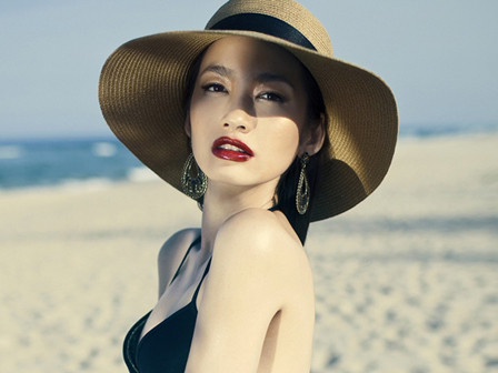 Trúc Diễm môi cong gợi cảm trên biển