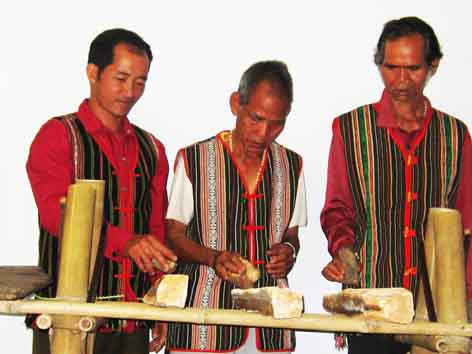 Đàn đá 2.000 năm bên suối Đăk Kar