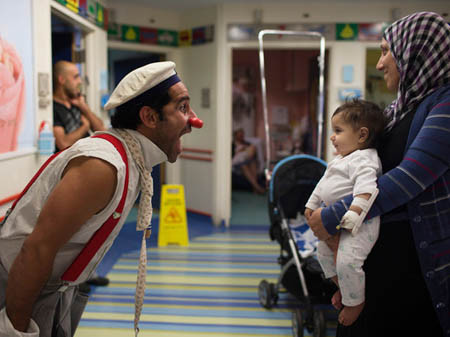 Bác sĩ Israel diễn hề chữa bệnh đến Việt Nam