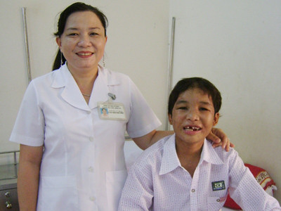 Cháu bé bị hành hạ dã man xuất viện