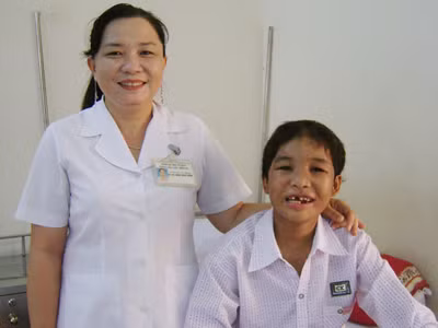 Cháu bé bị hành hạ dã man xuất viện